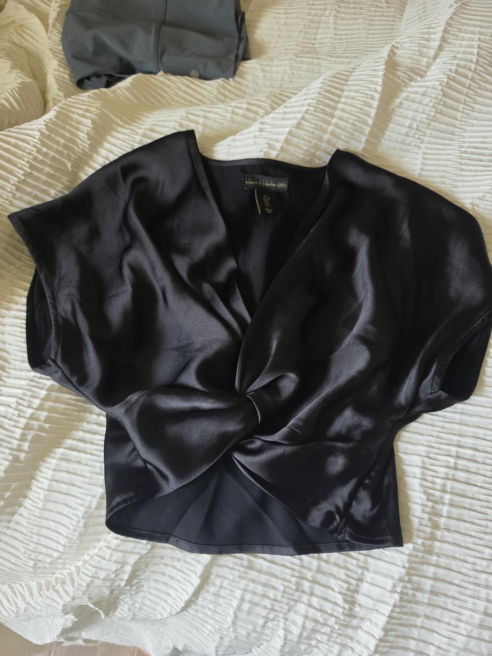 House of Harlow 1960 Black Satin Twist-Front Crop Blouse Great Condition Size S